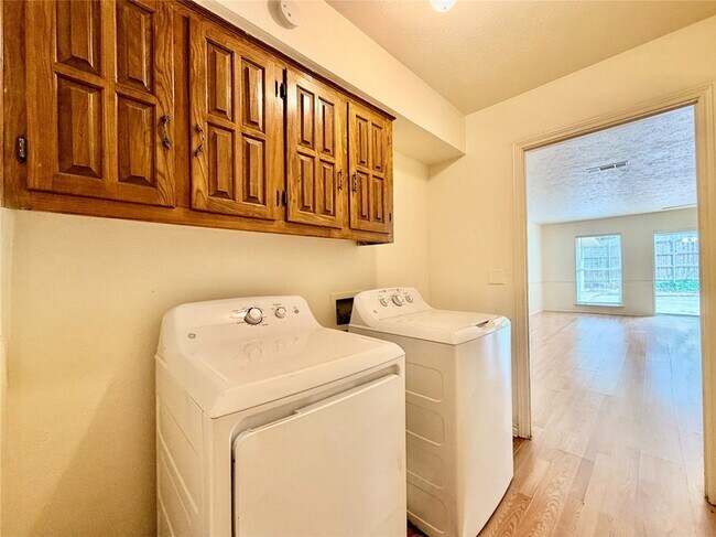 Building Photo - 1416 Sandy Creek Dr