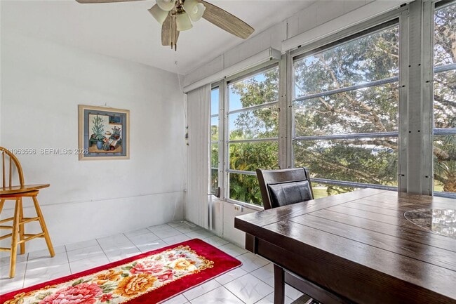 Building Photo - 1040 Country Club Dr