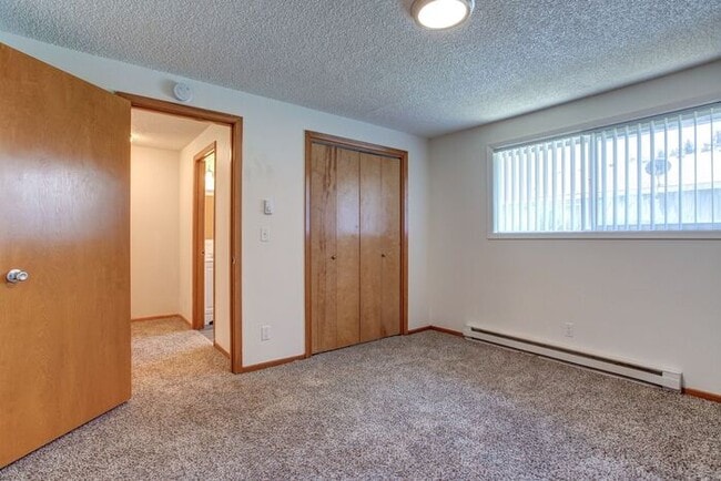 Building Photo - 3 bedroom 2 bath townhouse downtown Hillsboro!