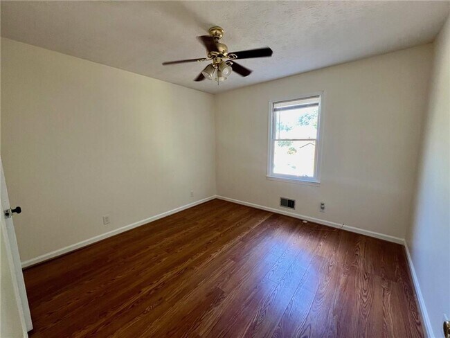Building Photo - 4005 Shallowford Rd
