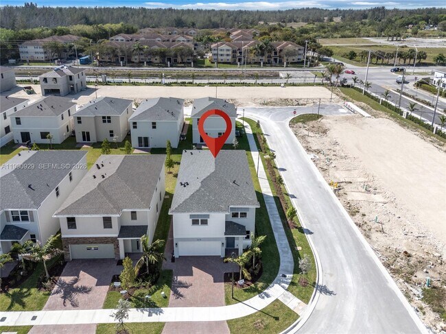 Building Photo - 615 NE 1st Ave