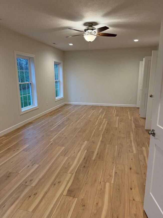 Building Photo - Available Nov 21st, 2025!!