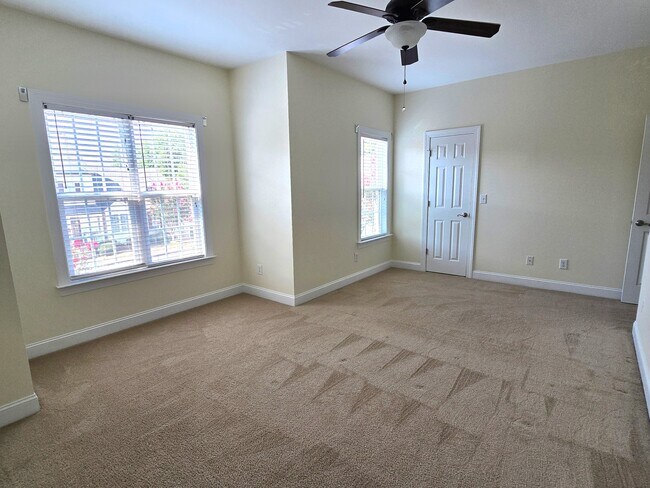 Building Photo - 6 Viburnum Ln