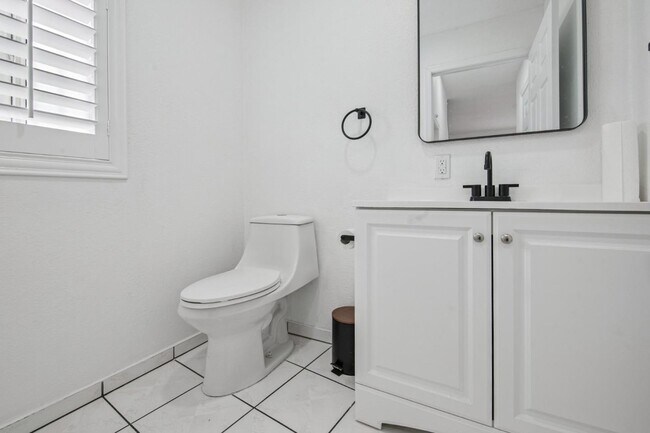 Building Photo - 1431 Quesada Ave