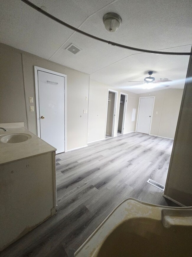 Building Photo - 3 bedroom, 2 bath Mobile Home in Yorktowne