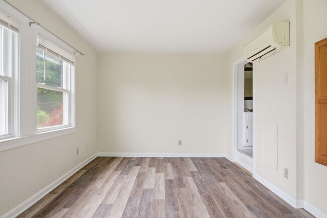 Building Photo - Spacious 4-Bedroom Pet Friendly Home in a Peaceful Rural Setting