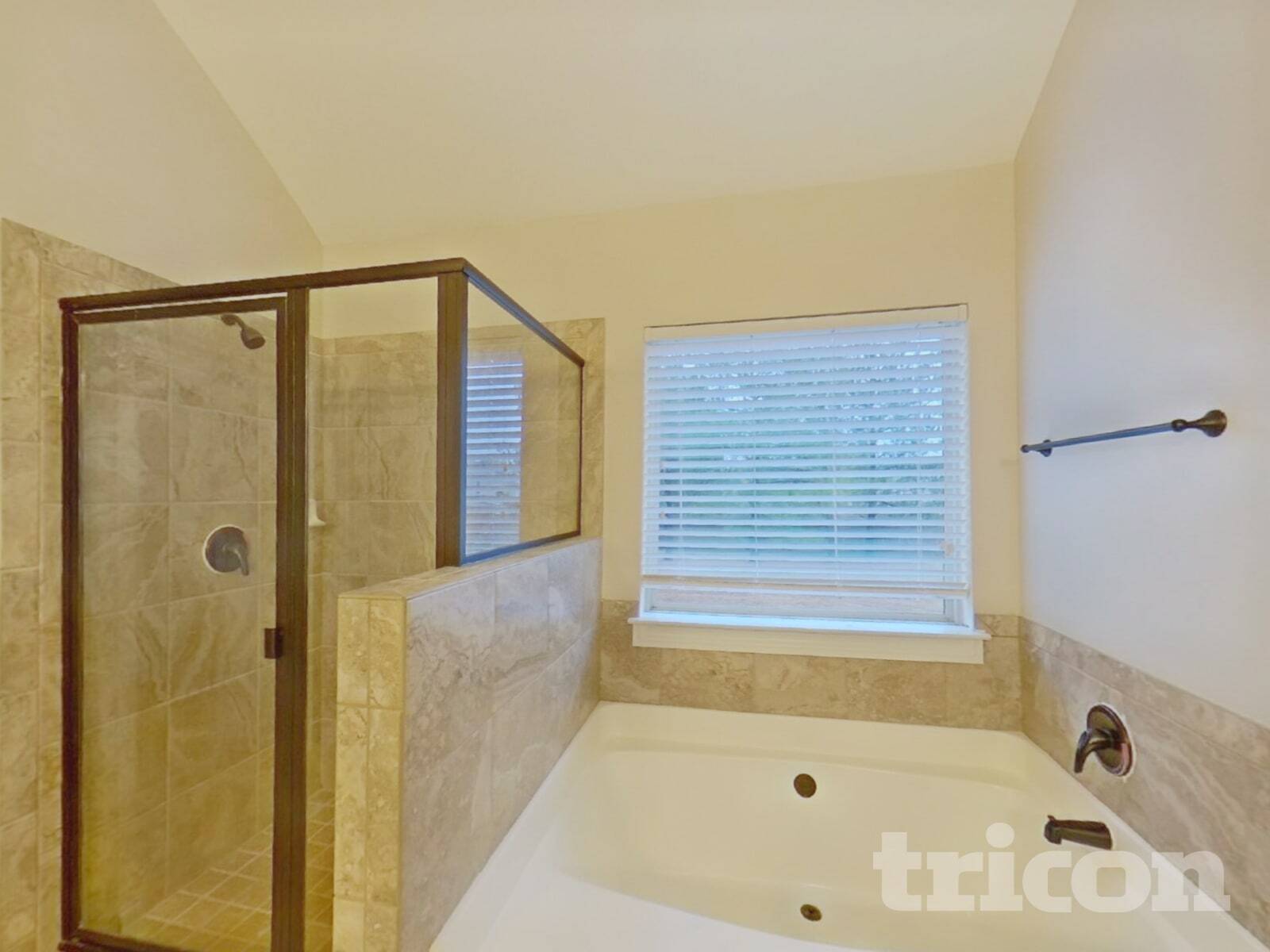 Building Photo - 910 Southfork Dr