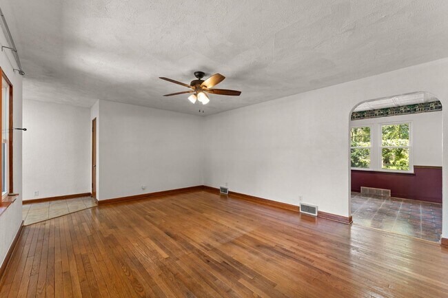 Building Photo - 511 W Commercial Ave