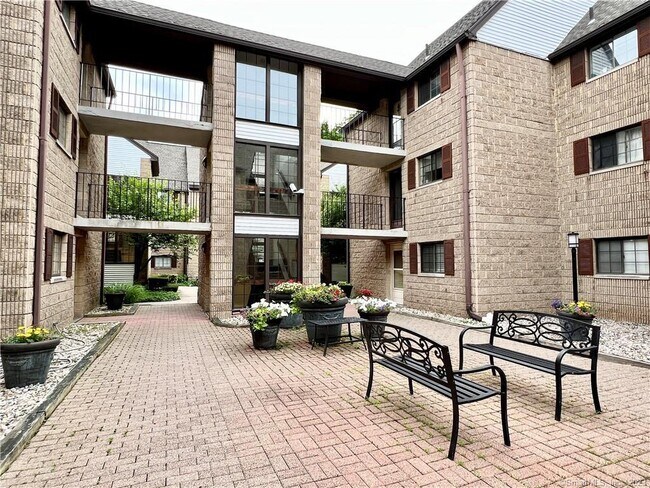Building Photo - 181 Loomis Dr