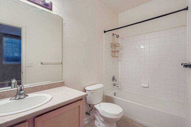 Building Photo - Spacious 3-Bedroom Townhome in Prime Denve...