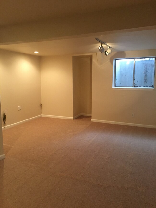 Building Photo - Spacious Townhouse For Rent