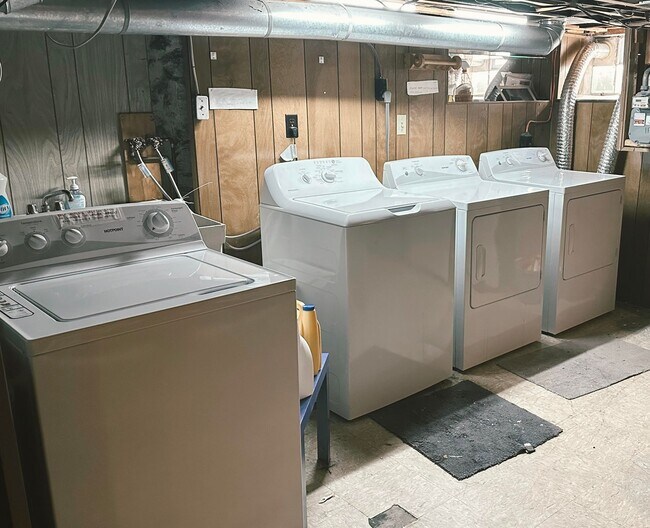 Building Photo - NEWLY RENOVATED 2 BEDROOM WITH GARAGE IN THE HEART OF SOUTHSIDE!