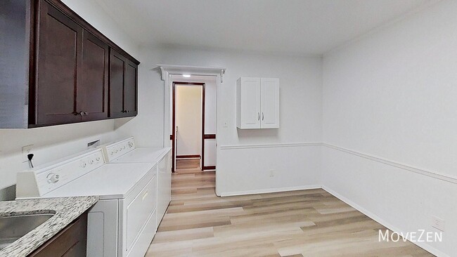 Building Photo - 5813 Nottoway Ct