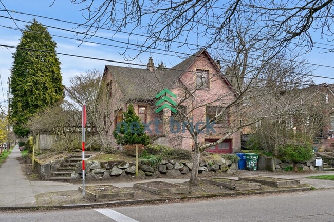 Building Photo - A classic vintage house ready to rent