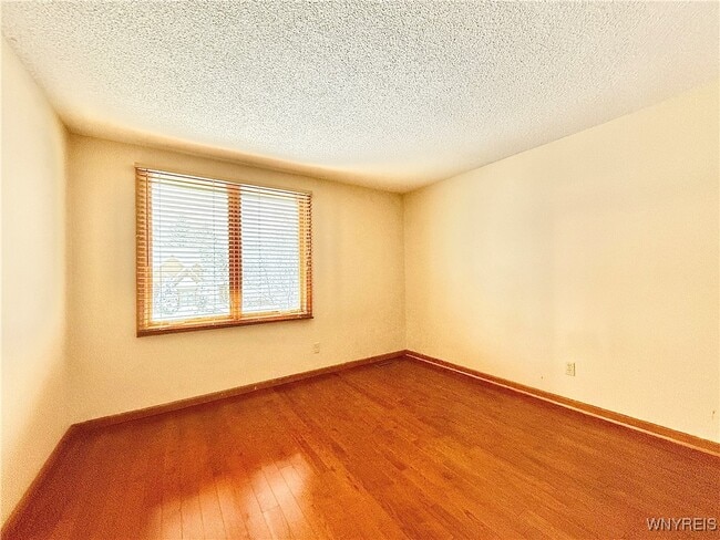 Building Photo - 8 Hummingbird Ln