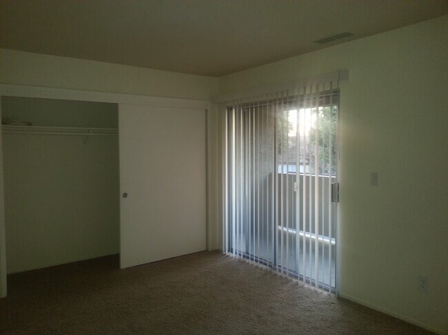 Building Photo - 3 bedroom Townhouse in a gated community