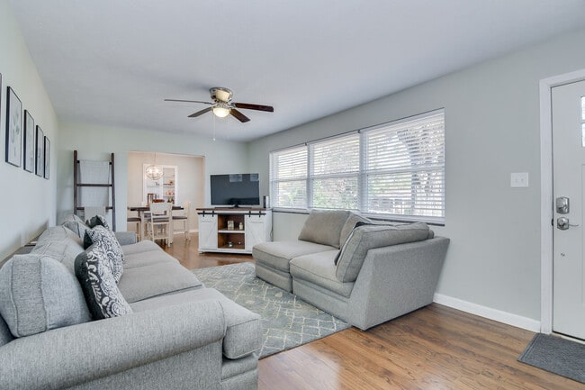 Building Photo - 2426 Brentwood Pl