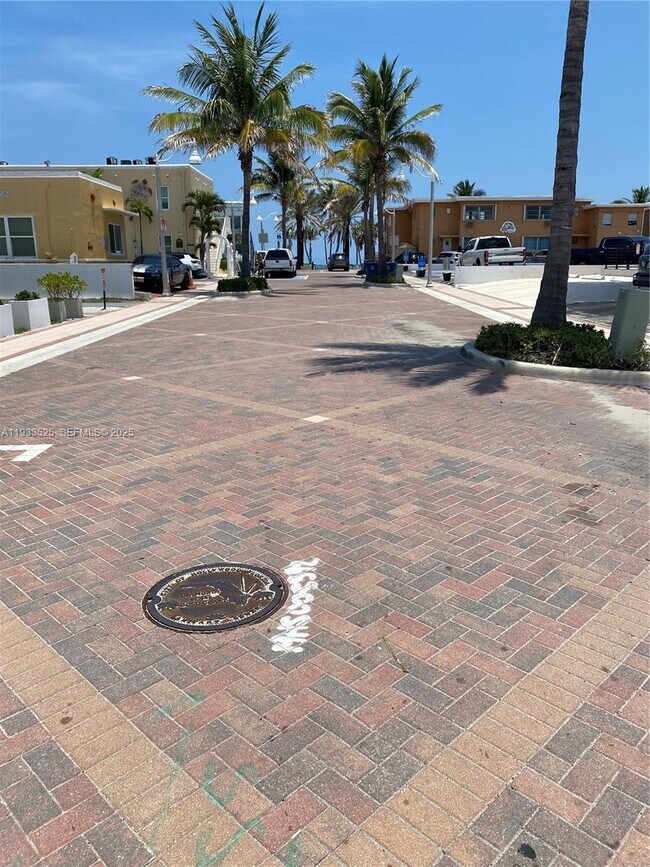 Building Photo - 326 Roosevelt St