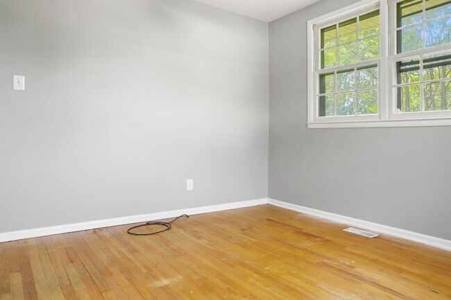 Building Photo - 819 Hadley Rd