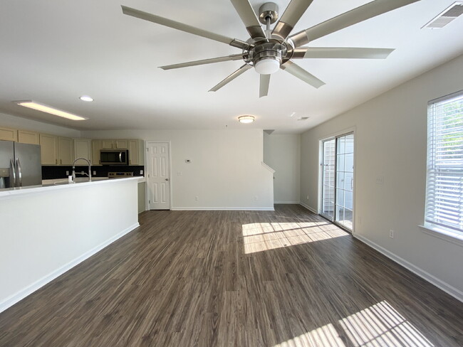 Building Photo - Charming End Unit Townhome in Mill Creek!