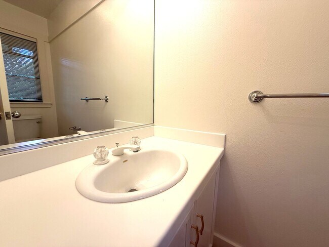 Building Photo - CRAFTSMAN STYLE TWO STORY 2BD/2.5BA END UN...