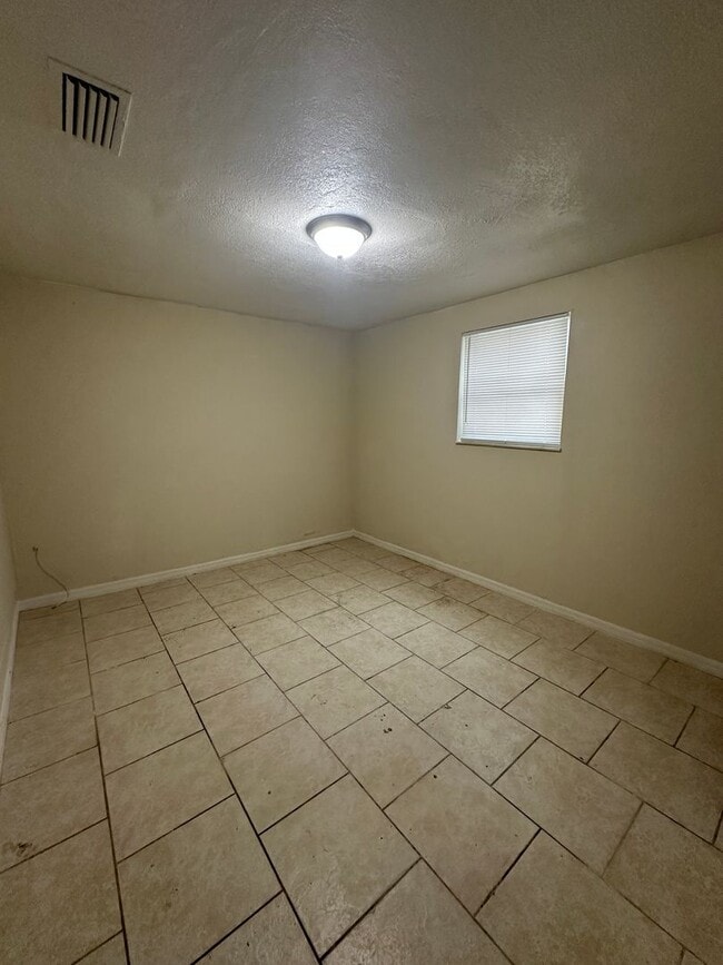 Building Photo - H27