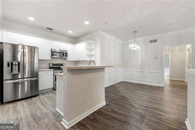 Building Photo - 2400 Cumberland Pkwy SE