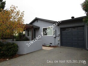 Building Photo - Charming Single Story Duplex with Garage o...