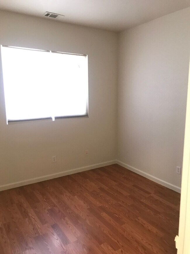 Building Photo - Spacious and Bright 3bed/2 bath Home in Davis