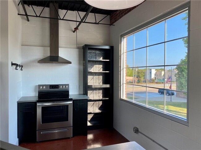 Building Photo - 111 S Main St