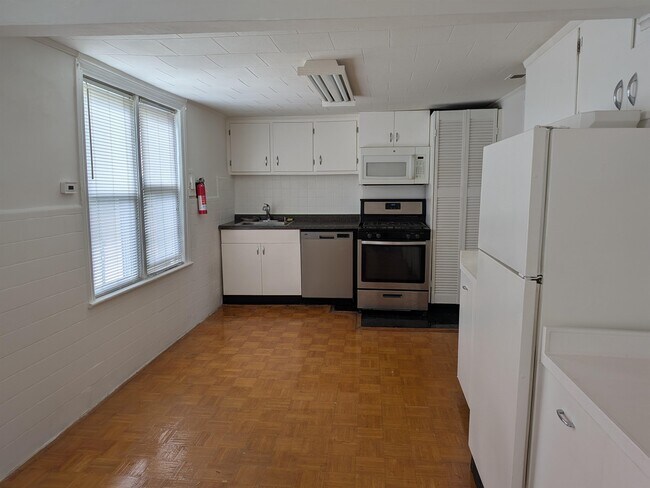 Building Photo - 272 3rd St