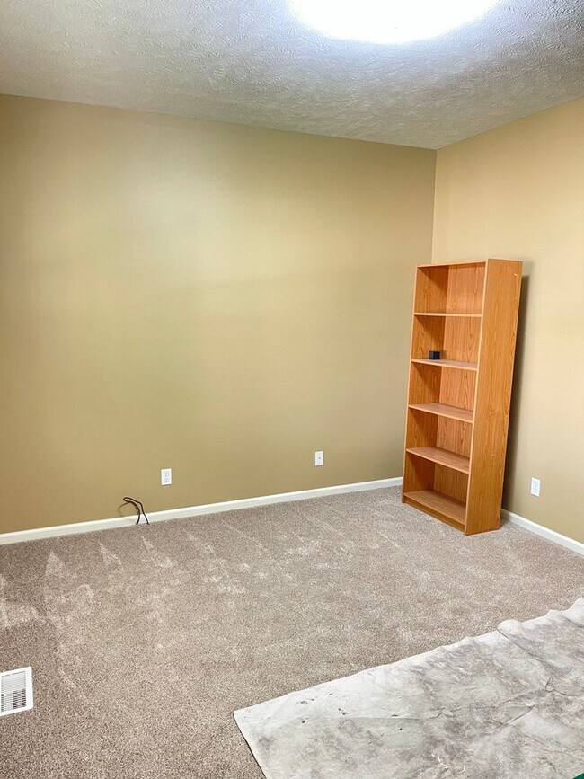 Building Photo - Move-in special. Beautiful 4 bed 2.5 bath 3000+sq ft