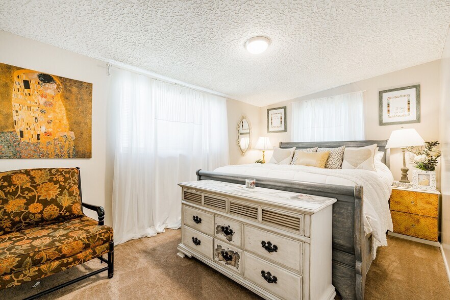 Building Photo - 450 E Mill St S