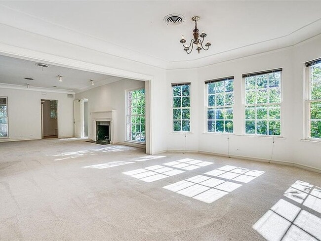 Building Photo - "Charming 3-Bedroom Home on University Blvd – Spacious 2402 Sq Ft with 2 Full Baths in Prime Univ...