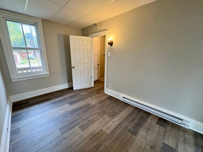 Building Photo - 2 Bedroom 1 Bathroom in York!