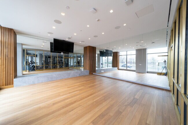 Building Photo - 75 Park Ln S