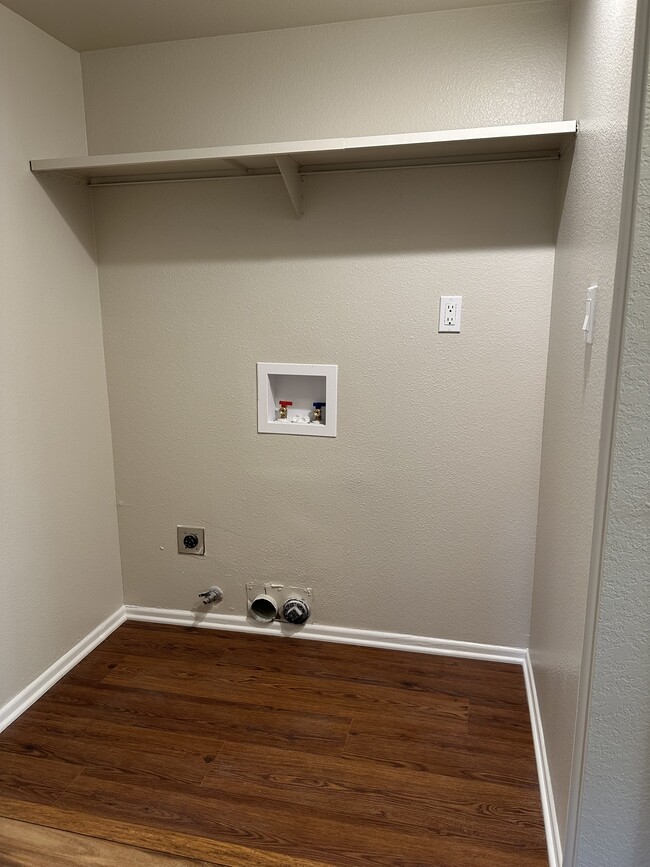 Laundry Area - 41785 Largo