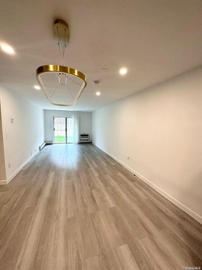 Building Photo - 13-36-36 Robin Ln