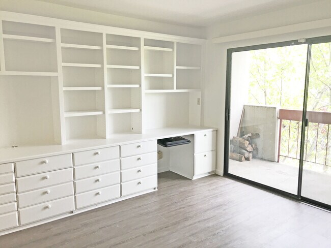 Building Photo - Spacious Adam's Point Condo Available NOW!
