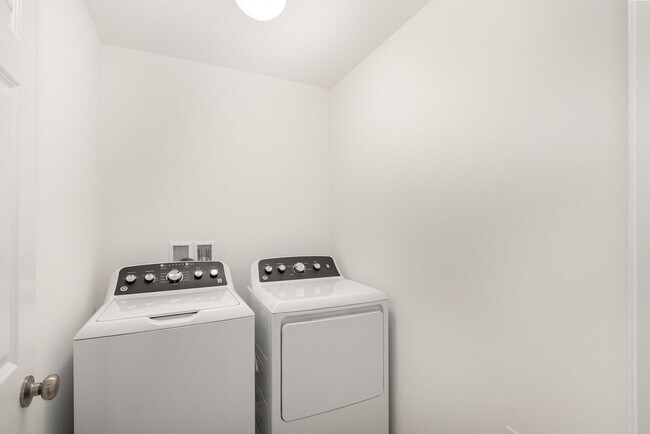 Building Photo - 7880 Briarwood Dr