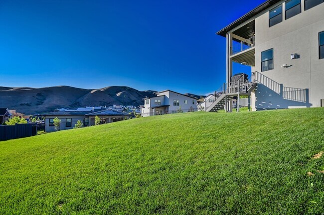 Building Photo - 1722 Oakridge Cir