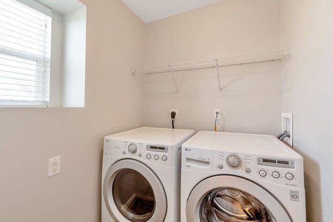 Building Photo - Charming 3 Bedroom 3 Bath Townhouse in Green Valley Ranch!