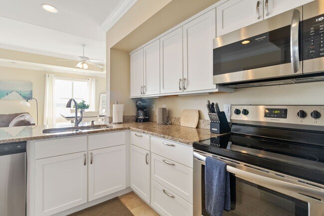 Building Photo - Beautiful furnished 2/2 condo with stunning water view available May 2026 for a short-term stay