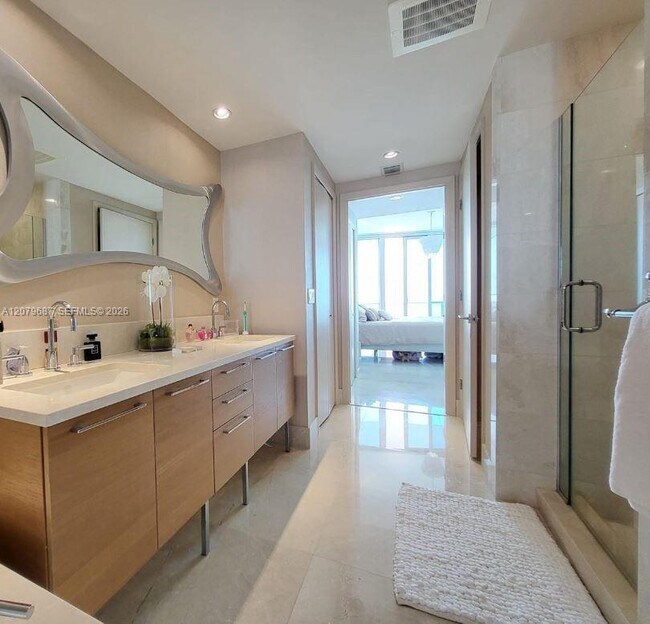 Building Photo - 17001 Collins Ave