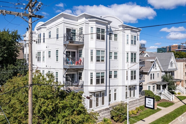Primary Photo - 350 W Wilson St