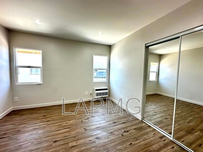 Building Photo - 2304 N Frederic St