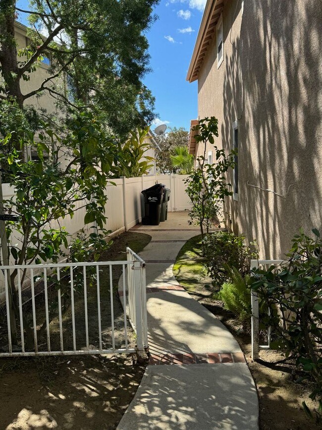 Building Photo - Updated newer home in gated Lang Ranch community