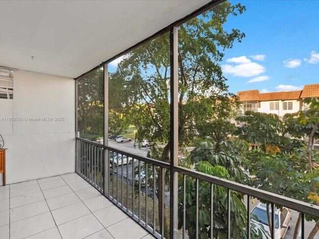 Building Photo - 4172 Inverrary Dr