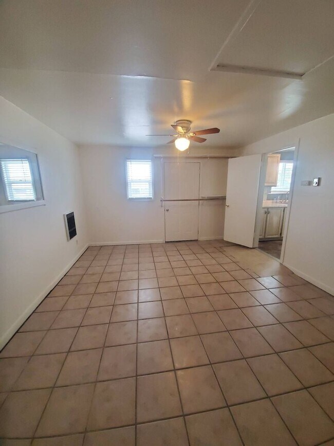 Building Photo - 3 Bedroom Home with Den