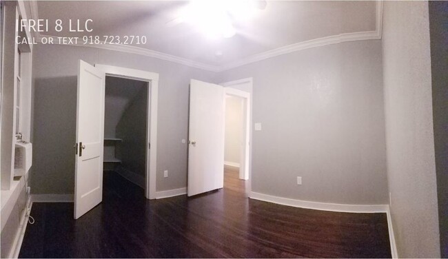 Building Photo - 2 Bedroom and one Bath upstairs unit in 2 ...